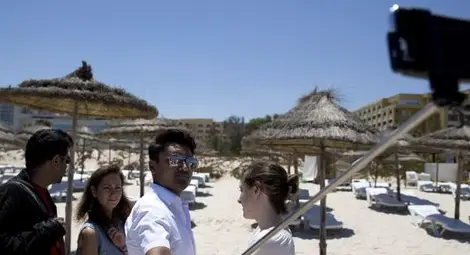 Политик предизвика скандал - направи си селфи на кървавия плаж