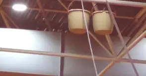 Оригинална хидросистема пази от дъжд паркета в залата