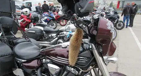 Рицарите с железни коне. И случайниците, които всяка нощ демонстрират, че са недосегаеми