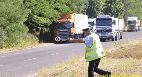 "Чорба, комшу", викнал тираджия и подхвърлил 5 евро на полицаи