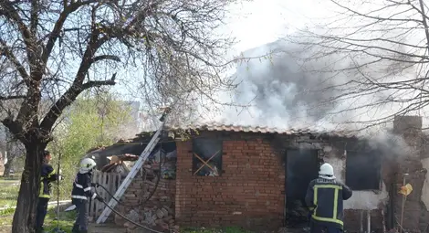 Късо съединение опожари къща и кола на Великден