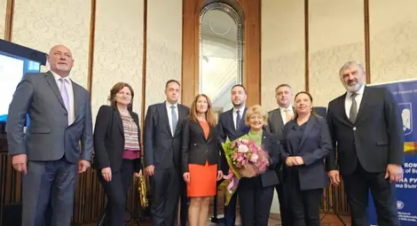 Драгомир Драганов разговаря с румънския посланик в София за ремонта на Дунав мост и пускането на ферибота Русе-Гюргево Драгомир Драганов разговаря с румънския посланик в София за ремонта на Дунав мост и пускането на ферибота Русе-Гюргево