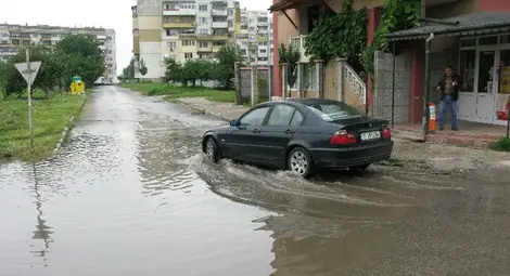 Общината и ВиК проверяват огромна локва пред „Успех“ Общината и ВиК проверяват огромна локва пред „Успех“