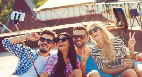 Милано забрани стиковете за селфи