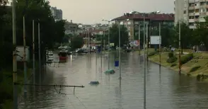 Над 100 сигнала за наводнени улици и сгради след края на бурята