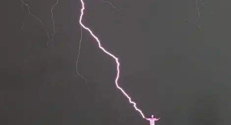 Мълния повреди статуята на Христос в Рио де Жанейро