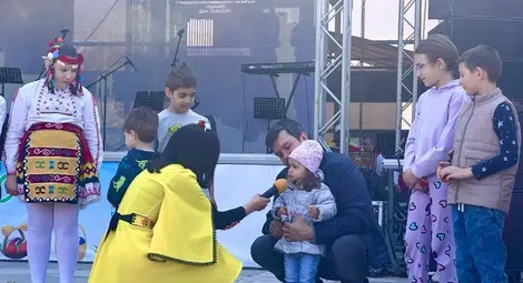 2-годишната Рафаела беше най-малката участничка в надпреварата за яйце борец 2-годишната Рафаела беше най-малката участничка в надпреварата за яйце борец