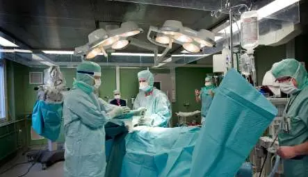 Англия готви забрана за безплатно лечение на имигранти от България и Румъния 