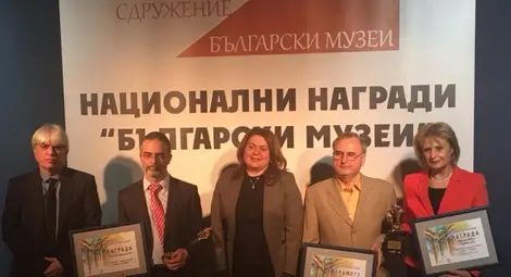 Проф.Димитър Драганов с грамота за цялостен принос от сдружение "Български музеи" Проф.Димитър Драганов с грамота за цялостен принос от сдружение "Български музеи"