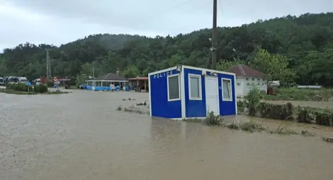 Хаинбоаз е затворен за движение, 1 км от него е разрушен