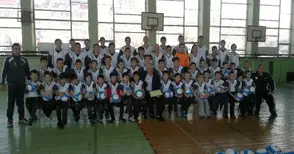 Коледен дар от 50 топки за децата на ФК „Русе“