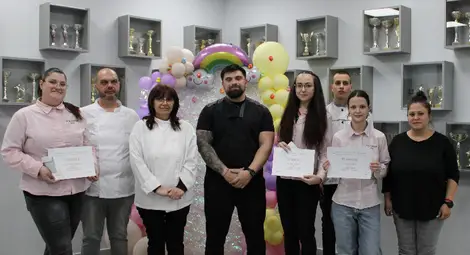 Деветокласничка стана №1 във Великденска кулинарна изложба в Гимназията по туризъм в Русе