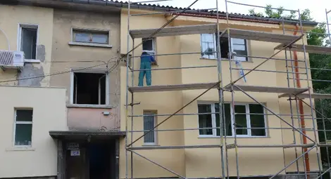 Работникът е паднал от това скеле, издигнато за саниране на блока. 		            Снимка: Красимир СТОЯНОВ