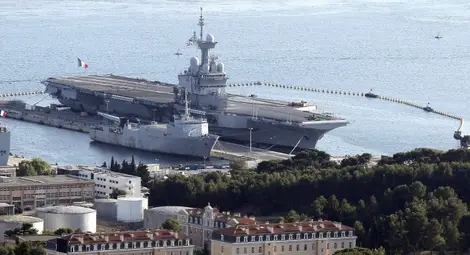 Франция изпраща самолетоносача „Шарл де Гол“ срещу ИД в Ирак Франция изпраща самолетоносача „Шарл де Гол“ срещу ИД в Ирак