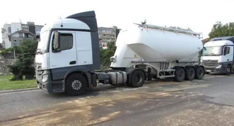 Капак на шахта проби резервоара на  румънски камион на булевард &bdquo;Друм бум&ldquo;