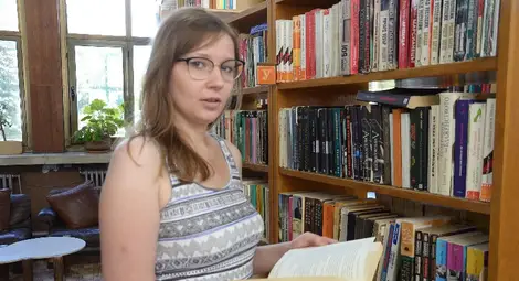 Хана от Люблин подрежда книгите в библиотека &bdquo;Любен Каравелов&ldquo;