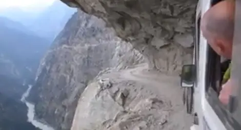 Туристи заснеха най-екстремния път в Хималаите (видео)