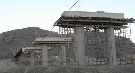 Две парни машини "изплуваха" от Струма край Петрич /галерия/