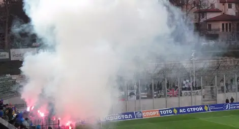 Феновете си размениха благословии и ритници