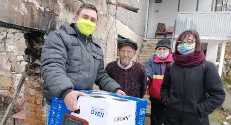 Дядо Тодор с подаръците от БСП.