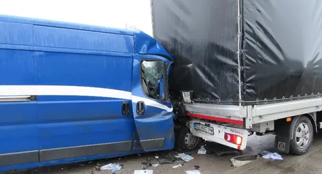 Бус на &bdquo;Еконт&ldquo; се заби в спрял товарен автомобил