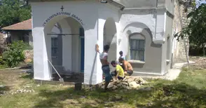 Кмет в отпуска поведе християни и мюсюлмани за ремонт на селска църква