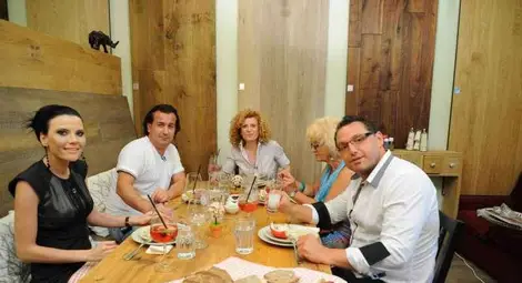 Звезди пеят специална песен в пет различни стила за финала на "Черешката на тортата" /галерия/