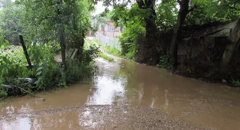 Половинметрова вълна потопи в кал и разрушения Касева чешма