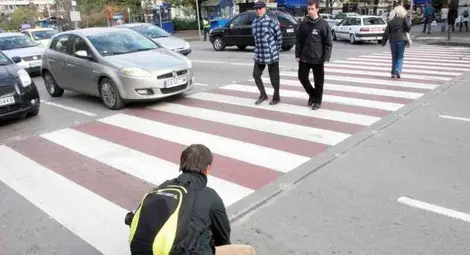 Кола блъсна дете на зебра до училище "Иван Вазов" и избяга