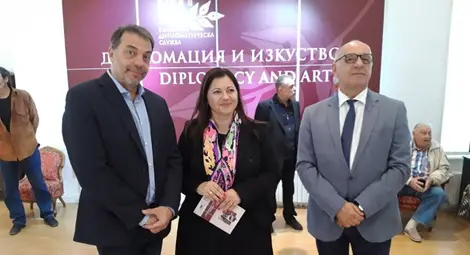 Снежана Йовева-Димитрова и директорът на музея проф. Николай Ненов откриха изложбата.                                     Снимка: РИМ