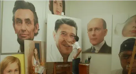 Росен в ателието си, нанася последни щрихи на портрета на президента Роналд Рейгън.