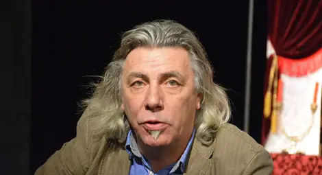 Директорът на Кукления театър в Търговище и режисьор на постановката Ивайло Марков. 	         Снимки: Бисер ТОДОРОВ