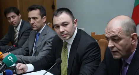 Българи в трафик на 1.4 тона чист кокаин, скрит в гуми за "Париж-Дакар" Българи в трафик на 1.4 тона чист кокаин, скрит в гуми за "Париж-Дакар"