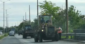 Чистят натрупаните от тираджии сметища по булевард „България“