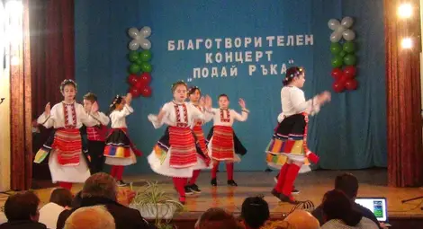 Концерт &bdquo;Подай ръка&ldquo; събра пари за лечение на пострадала ценовчанка