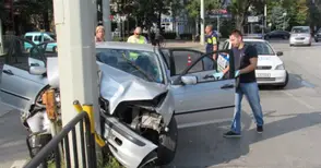 Близо до криминалната доза алкохол хлъзнал БМВ с 4 души в стълб до Пантеона