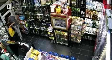 Безстрашна продавачка и двама клиенти обезвредиха въоръжен с пистолет крадец Безстрашна продавачка и двама клиенти обезвредиха въоръжен с пистолет крадец