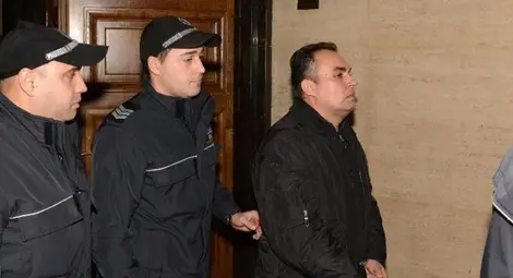 Снимките как полицаи водят съдия Стефанов в съда обиколиха всички медии.