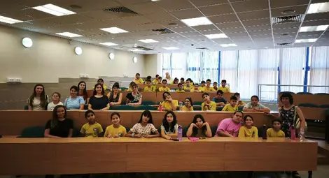 Ученици от ОУ "Никола Обретенов" посетиха учебни зали и лаборатории в Русенския университет