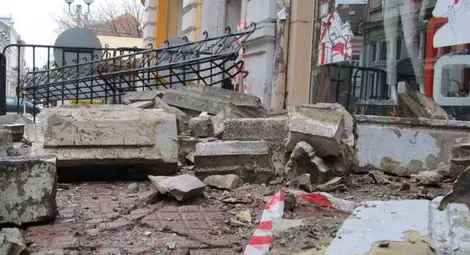 Балкон от сграда паметник на културата падна на "Александровска" в Русе
