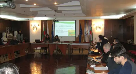 Разясняват на земеделци как да наемат работници