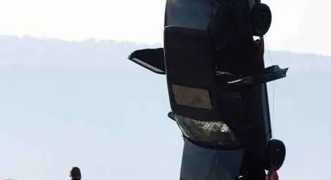 20-годишен загина след падане с колата си в морето /галерия/