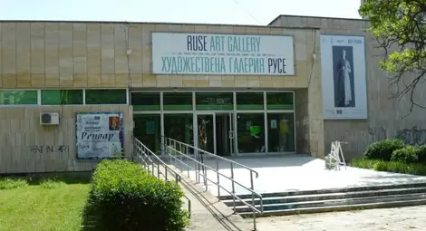 Галерията посреща 90-годишния си юбилей с автопортрет със слово и репродукции