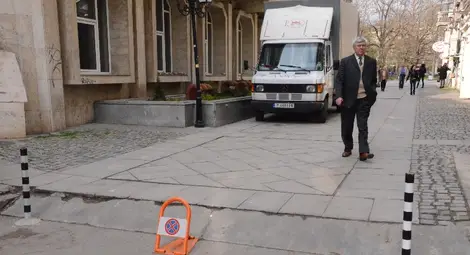 Медици носят на ръце жена със счупен крак заради колчетата на площада