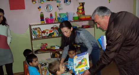 Кметът на Две могили зарадва с книжки децата за Деня на християнското семейство