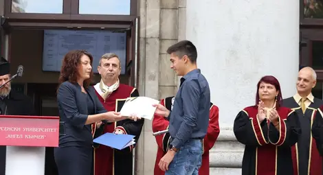 Студентът по компютърни технологии Виктор Великов получава стипендията „Станчо Цонев“ от 2000 лв. Снимка: РУ Студентът по компютърни технологии Виктор Великов получава стипендията „Станчо Цонев“ от 2000 лв. Снимка: РУ