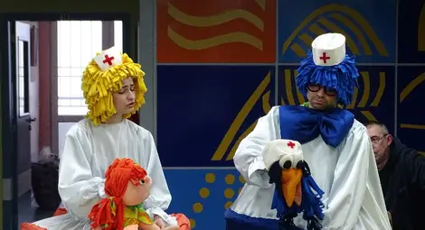 Рисунки и спектакъл подариха куклениците на болни дечица