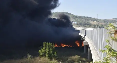 Шефът на фирмата, запалила АМ "Струма", отказва да спре дейността си