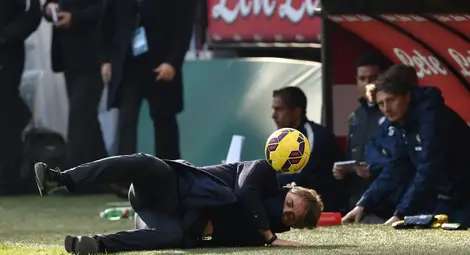 Повалиха Манчини с топката в мача с Дженоа /галерия/