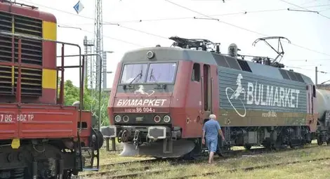 Локомотив на БДЖ блъсна работник на &bdquo;Булмаркет&ldquo;